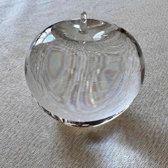 COPY - Tiffany & Co crystal apple paperweight, authentic and stamped on base. 1… - Picture 1 of 6